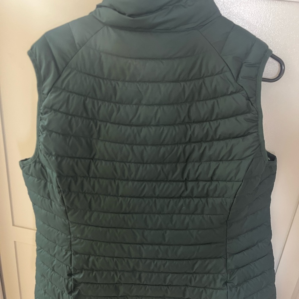 Women’s Columbia Forest Green Puffer Vest  - XL - Picture 3 of 3